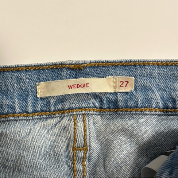 Levi's Women's Light washed Blue Jeans. Sz 27, Inseam 26.5 and button fly. - Picture 9 of 15